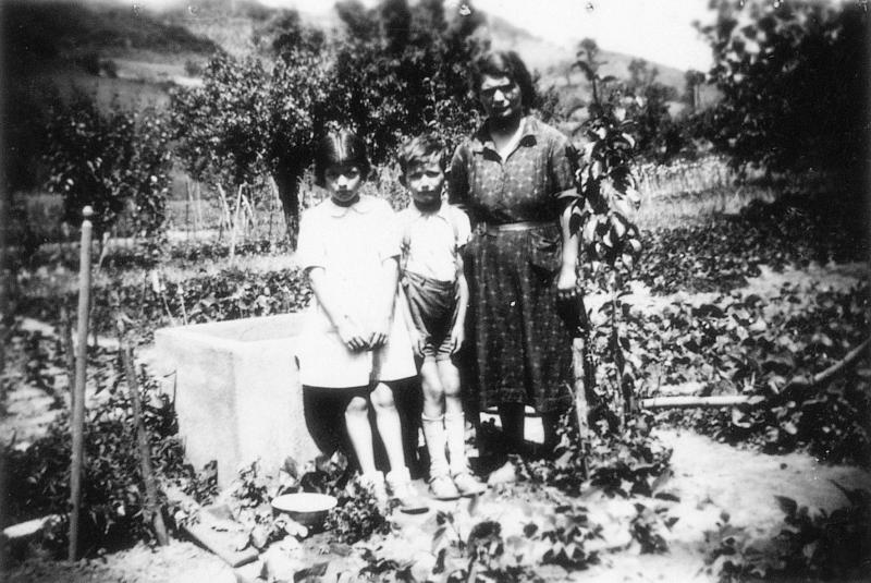  Deux enfants et femme dans un jardin (òrt), à La Salce, 1940
