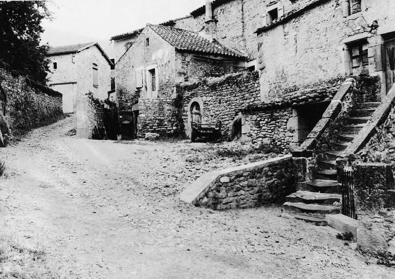 Maisons (ostals) dans une ruelle (carrièiron) en pente, à Vendeloves, 1935