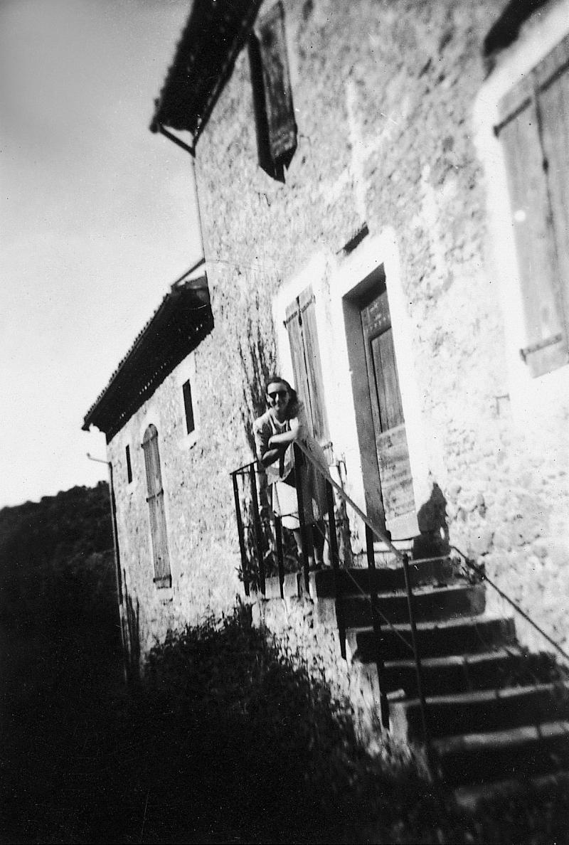  Jeune fille sur le perron (pompidor) d'un escalier, au Colombier, 1945