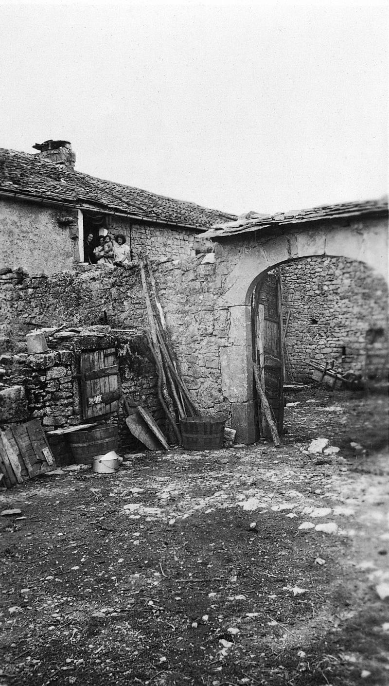  Puits (potz), personnes sur perron (pompidor) et portail (portal) d'entrée de cour de ferme (bòria), aux Fournials, 1935-1940