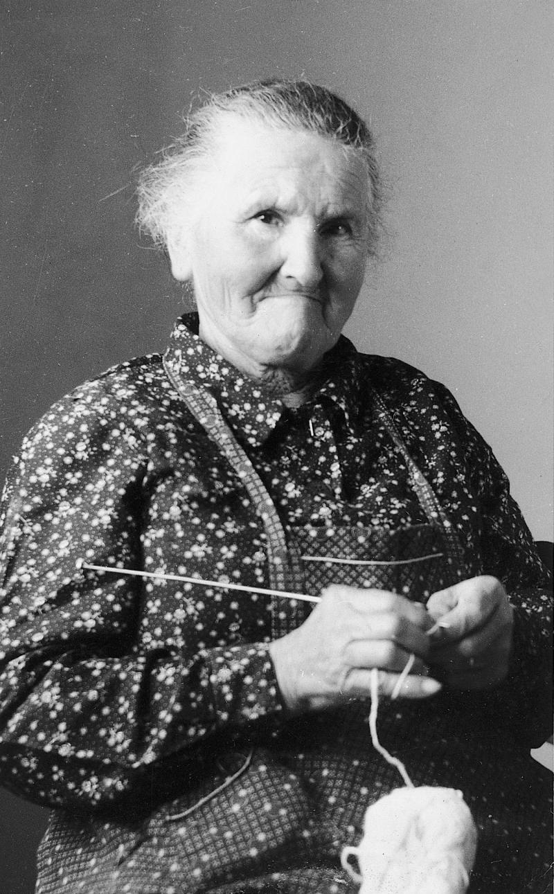 Femme tricotant, à La Garriette, 1969