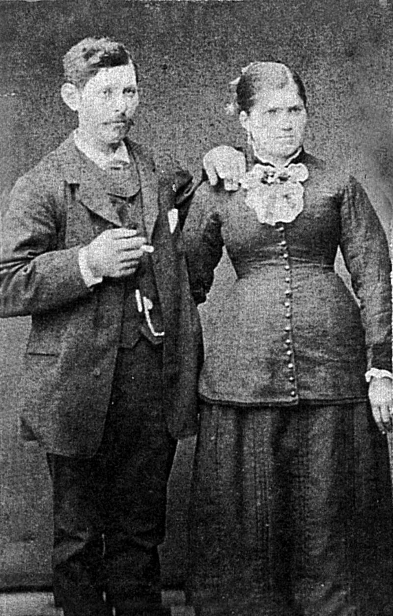  Couple en habits (vestit) traditionnels, dans le Saint-Affricain ou Vabrais (secteur de Saint-Affrique), 1884