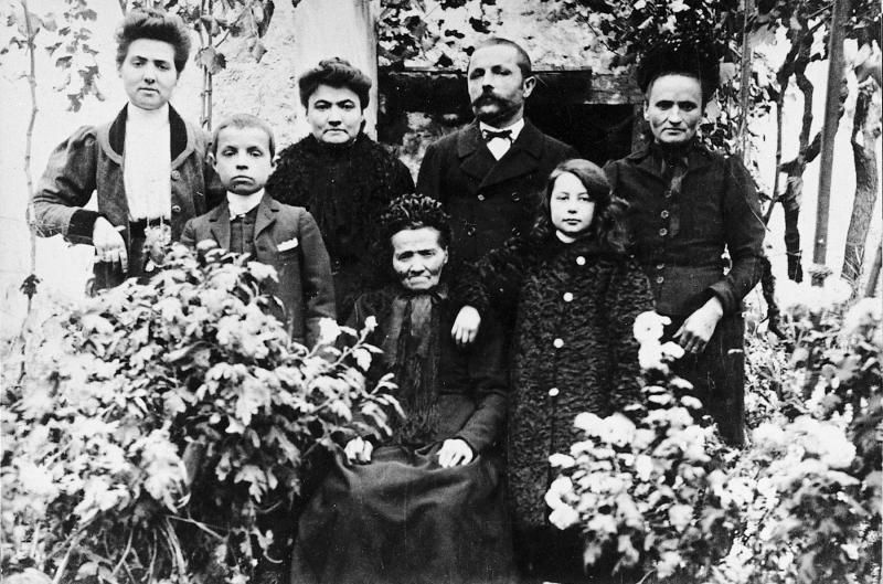 Famille au milieu de fleurs (flors), vers 1906