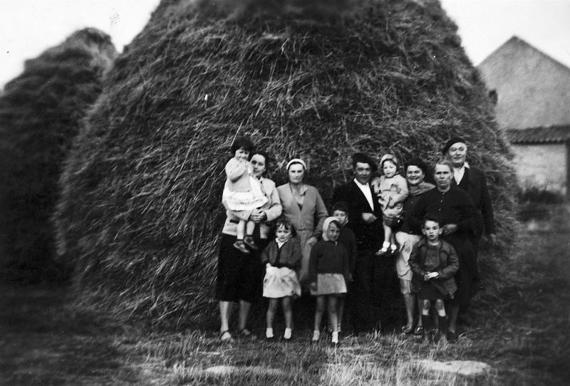Famille devant un gerbier (plonjon), à Alcapiès, 1958-1960