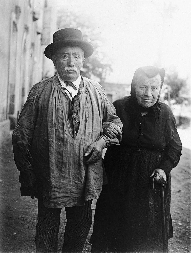 Couple en habits (vestit) traditionnels, avant 1940