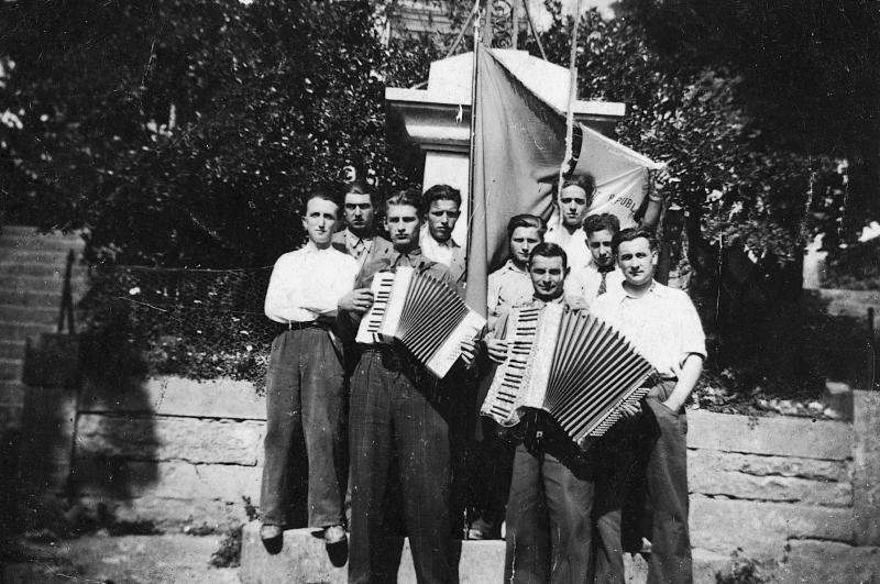 Conscrits avec deux accordéonistes (acordeonistas) devant une croix (crotz), 24 juin 1945