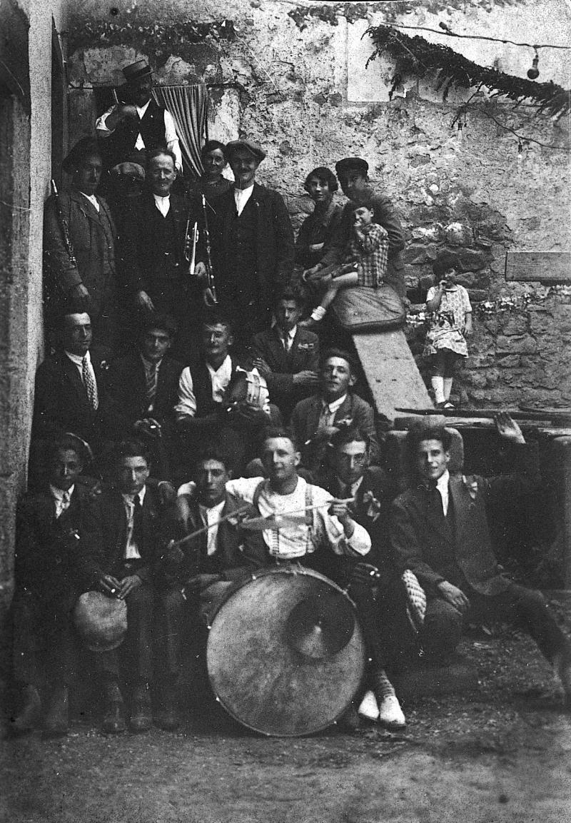  Famille et orchestre dans les escaliers d'une maison (ostal), à Lapeyre, 16 août 1928