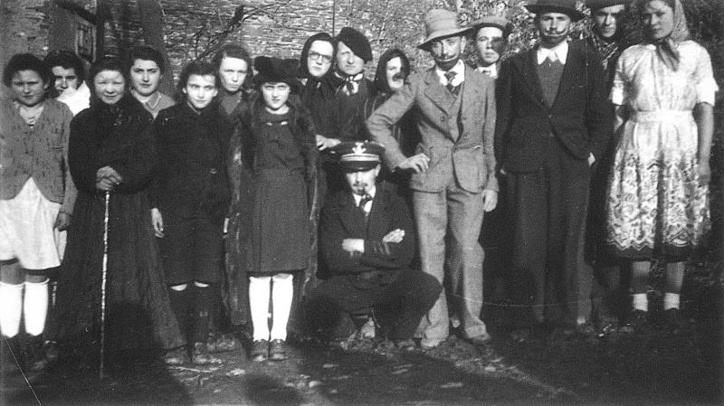 Troupe de théâtre déguisée, au Viala, 1940