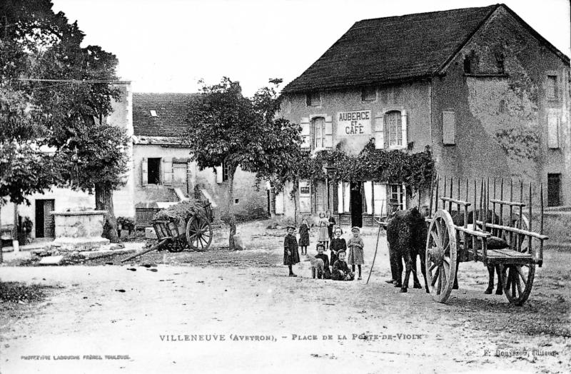 VILLENEUVE (Aveyron), - Place de la Porte-de-Viole