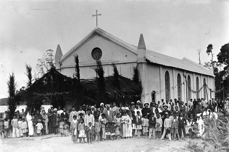 Missionnaires (missionaris) à l'inauguration de l'église (glèisa) de la misison de Coïmbatore, à Kaity (Mysore, Inde anglaise), novembre 1933