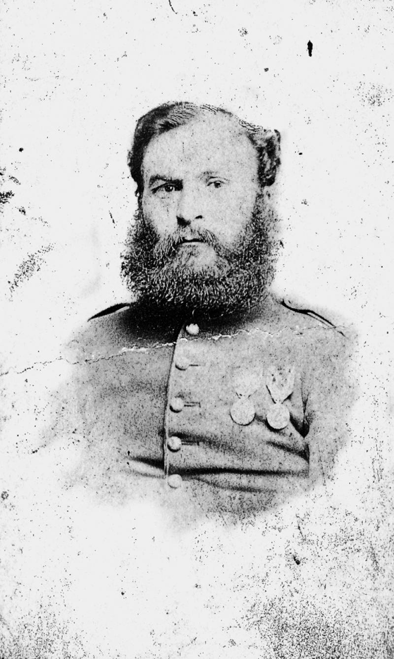 Soldat avec médailles militaires pendant la guerre (guèrra) du Mexique (1861-1866)