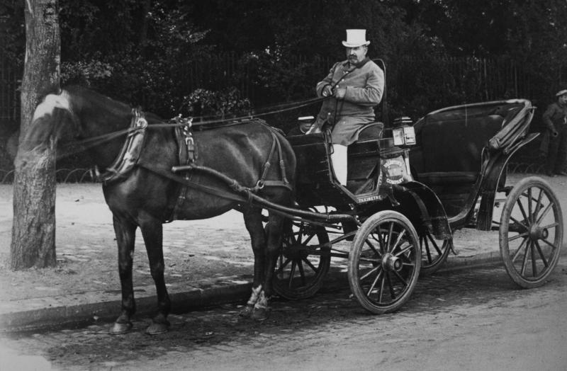 Cocher sur un taxi hippomobile attelé à un équidé, à Paris (75), 1920