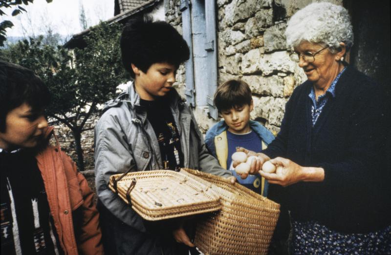 Trois enfants de chœur (clergues) quêtant des œufs (uòus) pour Pâques (Pascas), 17 avril 1995