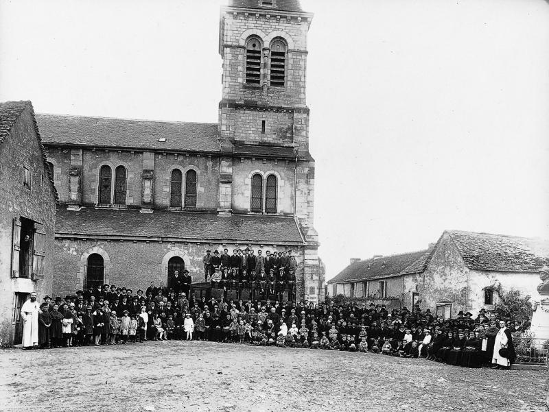 Curés (curats) et villageois (vilatjors) sur la place de l'église (glèisa), 1929