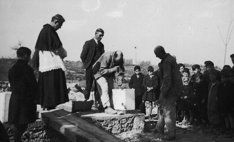 Pose de la première pierre de la chapelle (capèla) Notre-Dame de Grâces (Nòstra-Dama de Graças), 6 avril 1954