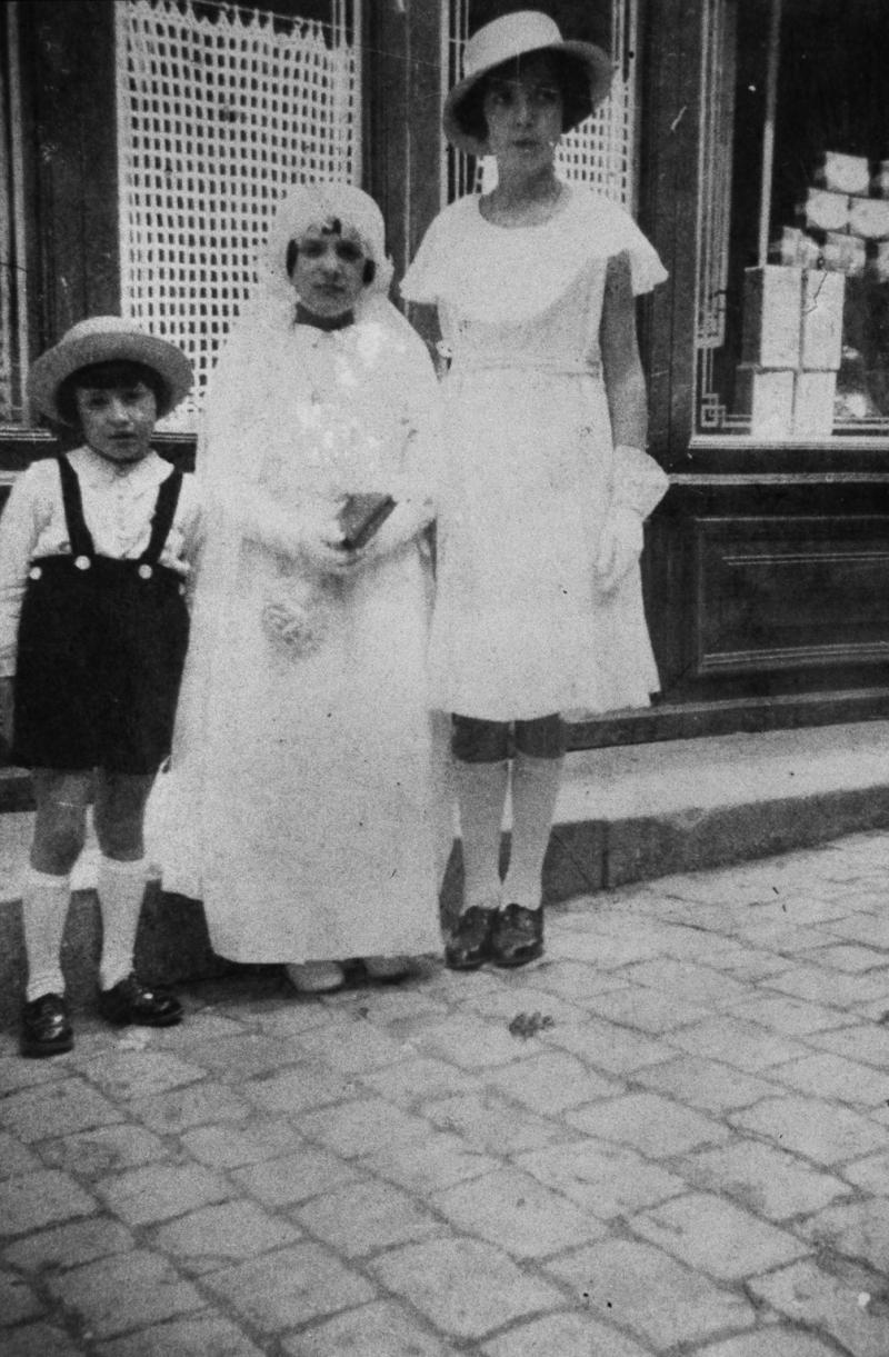 Frère et deux sœurs dont une en aube de communiante, 20 mai 1934