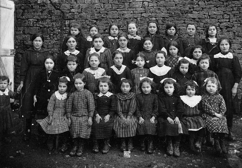 Ecole (escòla) des filles, 1924