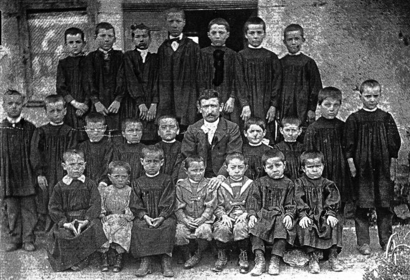 Ecole (escòla) des garçons, vers 1900