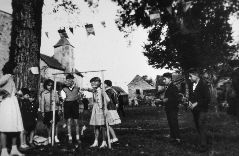Enfants (dròlles,  enfants) aux yeux bandés jouant au jeu des ciseaux (cisèls), 1959
