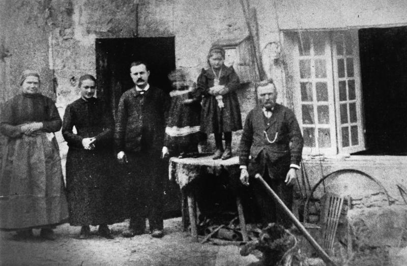  Forgeron (fabre, faure) et sa famille devant auberge (aubèrja) et forge (farga), 1903