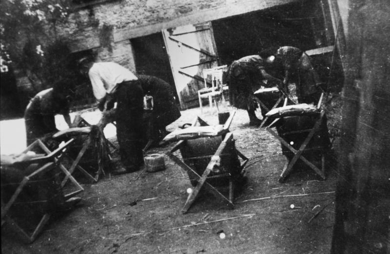 Ouvriers emballant des chaises (cadièiras) pour expédition, aux établissements Robert, à Lenteyrès, août 1953