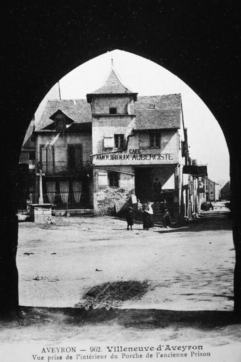 AVEYRON - 963. Villeneuve-d'Aveyron Vue prise de l'intérieur du Porche de l'ancienne Prison