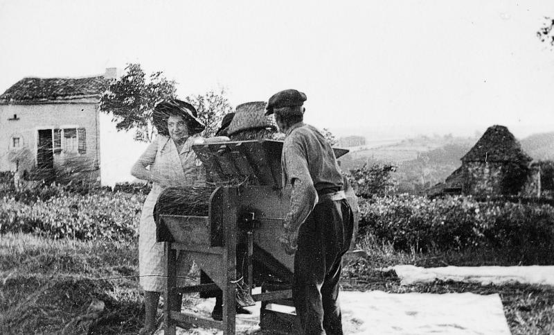 Deux femmes et un homme ventant du grain (gran) avec un tarare (ventador), 1935
