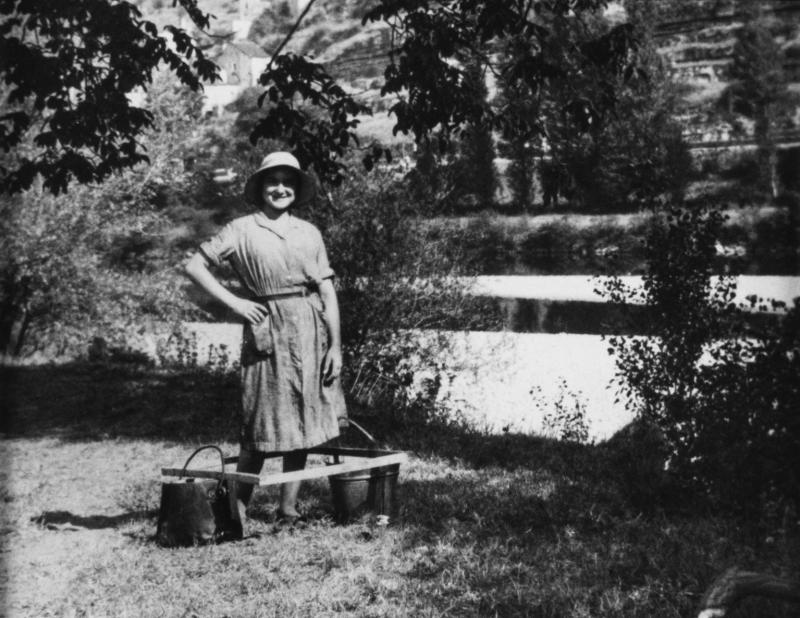 Temps de pause durant transport de deux seaux (farrats ou ferrats) d'eau avec un cadre en bois, à La Rive, août 1933