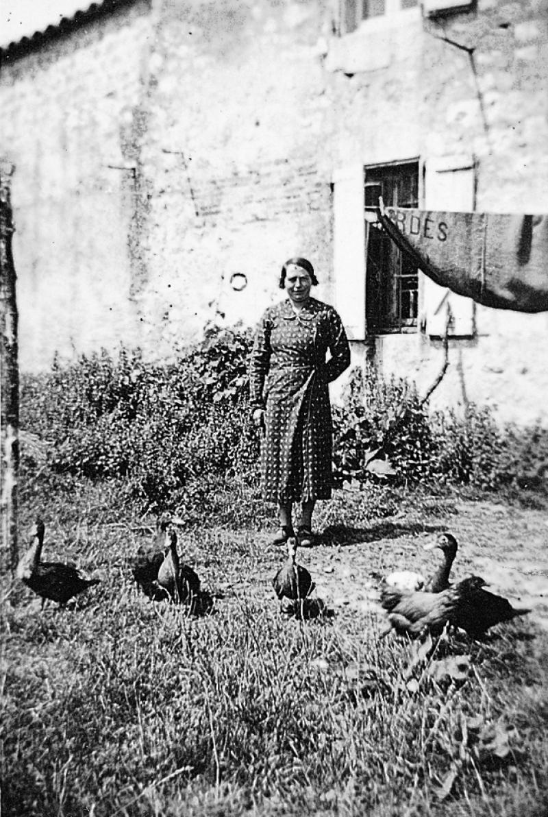 Femme avec canards (guits, rits) et poules (galinas, polas), à Malbosc, 1937