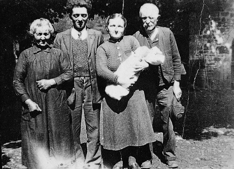 Grands-parents, parents et nourrison, à La Vernière, 24 mai 1942