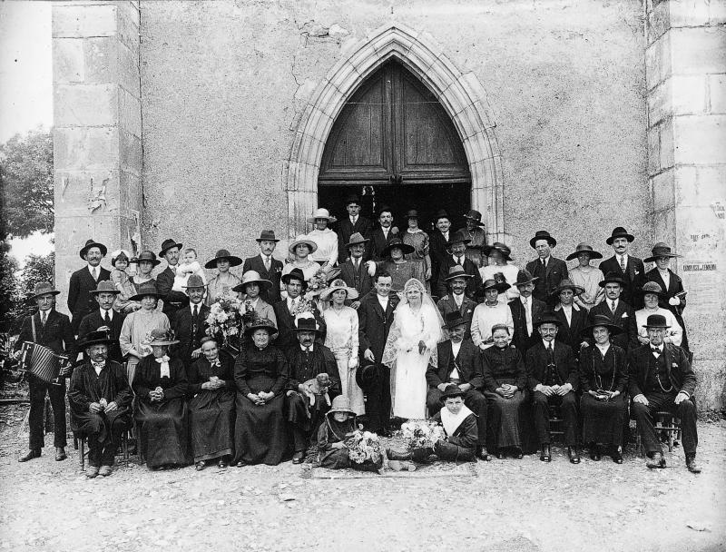  Mariage Gentou-Sol avec accordéoniste (acordeonista) devant la porte de l'église (glèisa), à Ols, 31 mai 1924