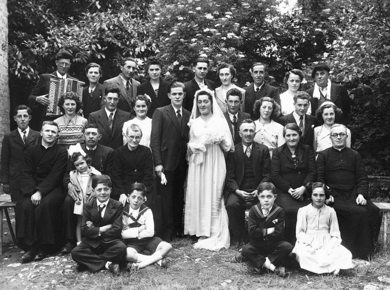 Mariage Couderc-Costes avec curés (curats) et accordéonsite (acordeonista), à Nauviale ou Neuviale, 1951
