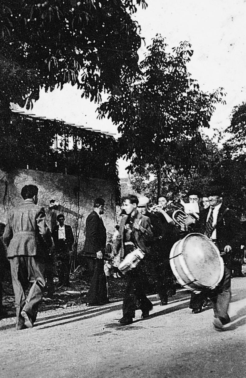 Clique (clica) défilant dans une rue (carrièira) un jour de fête (fèsta, vòta), 1930