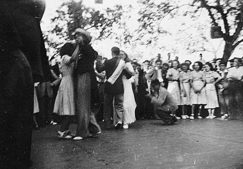 ​Couples dansant en plein air sur un parquet et spectateurs un jour de fête (fèsta, vòta), aux Encastrades