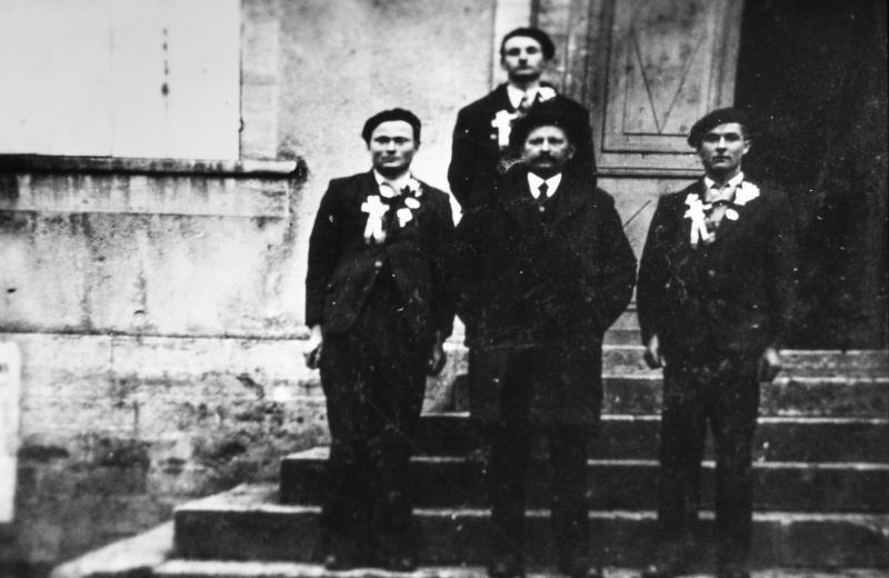  Maire (mèra) et trois conscrits dans les escaliers de la mairie (comuna, ostal comun), 15 janvier 1940