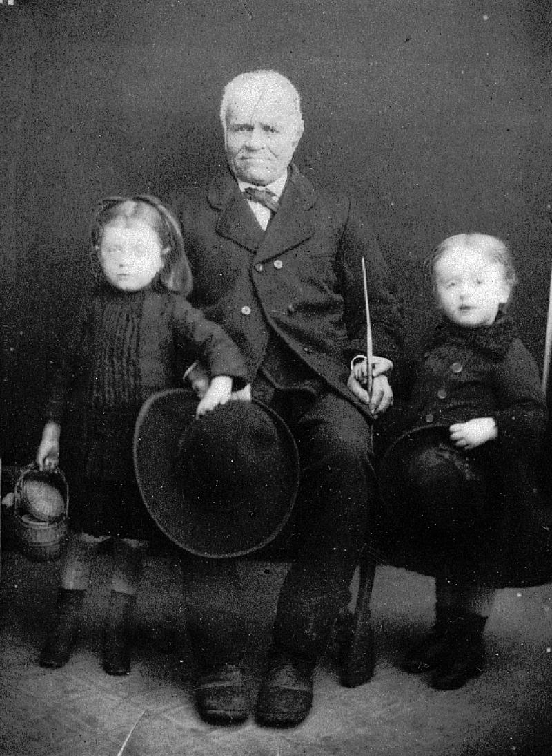 Deux enfants (dròlles, enfants) et un homme, 1900