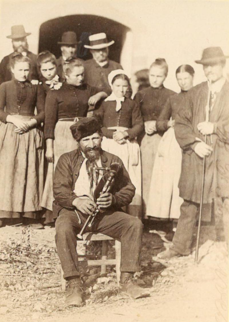 Joueur de cabrette à bouche (cabretaire) et personnes en habits (vestit) traditionnels, à Aubrac, 6 août 1892