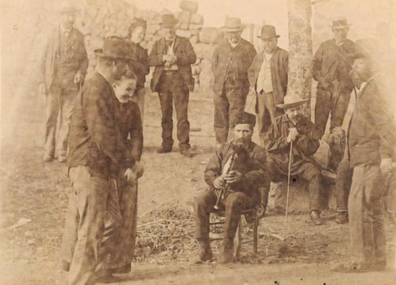  Danseurs de bourrée (dançaires de borrèia) et joueur de cabrette à bouche (cabretaire), à Aubrac, 6 août 1892