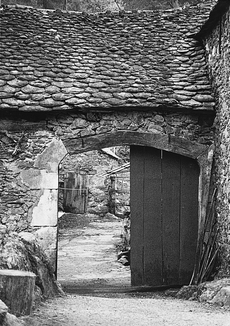Portail (portal) couvert d'entrée de cour de la maison (ostal) où résida le forgeron (fabre) Jean Tranier, partisan de l'anti-pape Benoît XIII, au Coulet