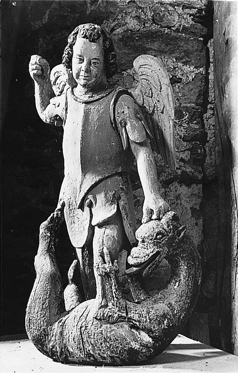 Statue (estatua) de saint Michel terrassant un dragon, à Lavernhe