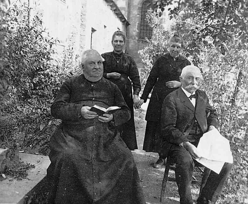 Curé (curat) avec bréviaire (breviari), homme avec journal (jornal), deux femmes se donnant la main, en Peyralès (secteur de La Salvetat Peyralès)