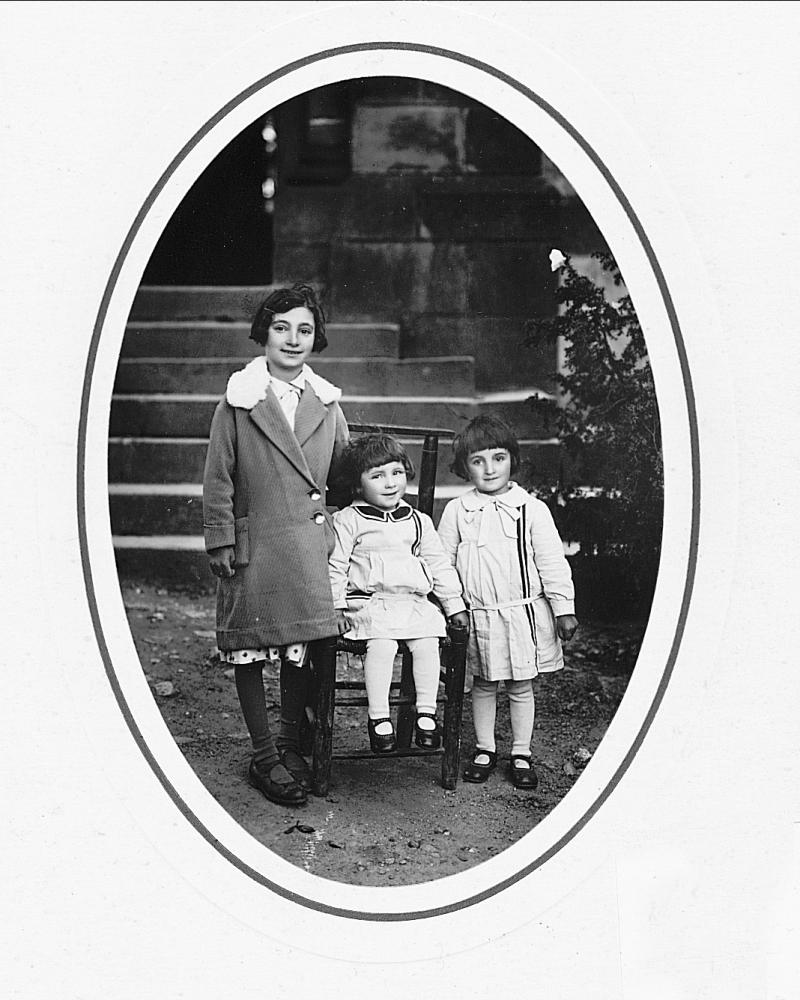 Confirmande et deux jeunes filles, à Linieyroux, 1934