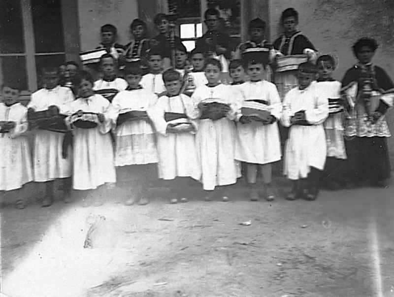 Ecoliers (escolans) en enfants de chœur (clergues) de l'école (escòla) Stanislas pour la Fête-Dieu (Fèsta-Dius), 1928