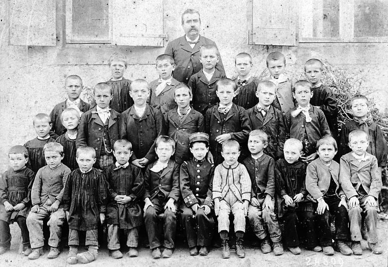 Ecole (escòla) des garçons, 1897