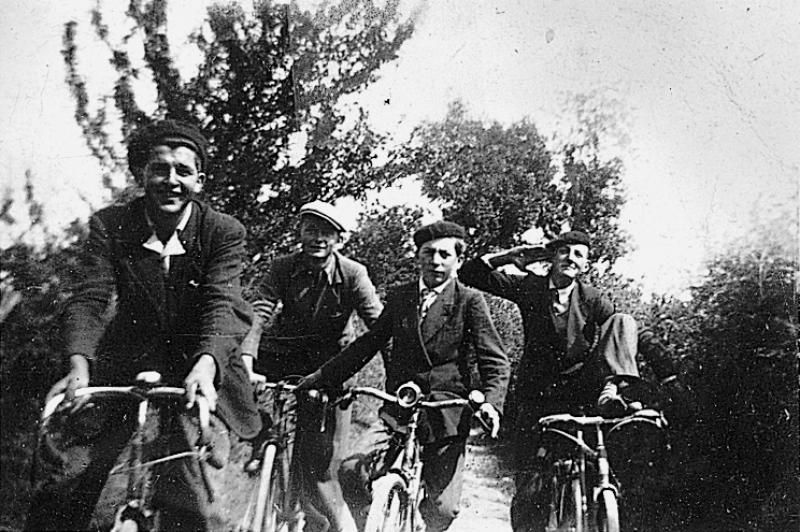 Quatre cyclistes de Favols en route pour l'auberge (aubèrja) du Port de La Besse