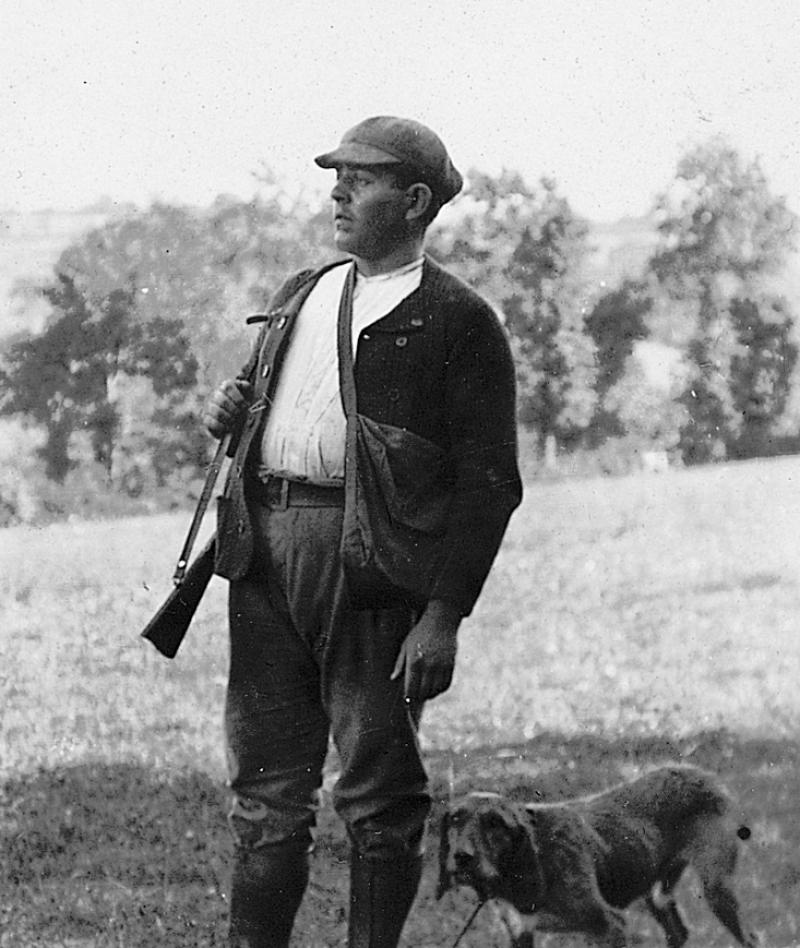 Chasseur (caçaire) avec fusil (fusilh) et gibecière (carnièr) en bandoulière, à Calvin, 1930