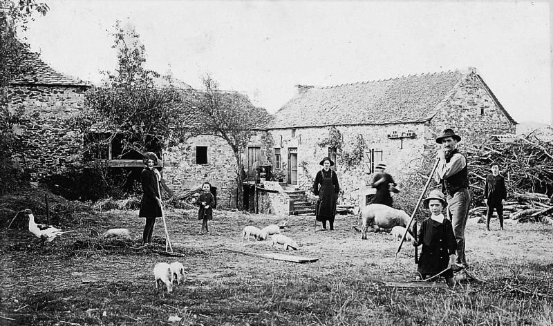 Famille et animaux dans une prairie (prada) devant la maison (ostal), 1933