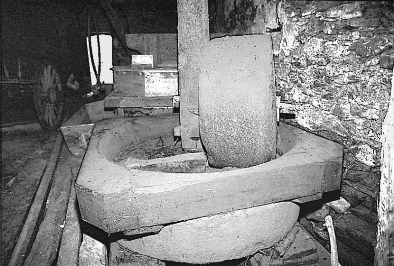 Moulin à meule verticale (ase, pilon, vertelh, vertuelh), en Peyralès (secteur de La Salvetat Peyralès), 1994