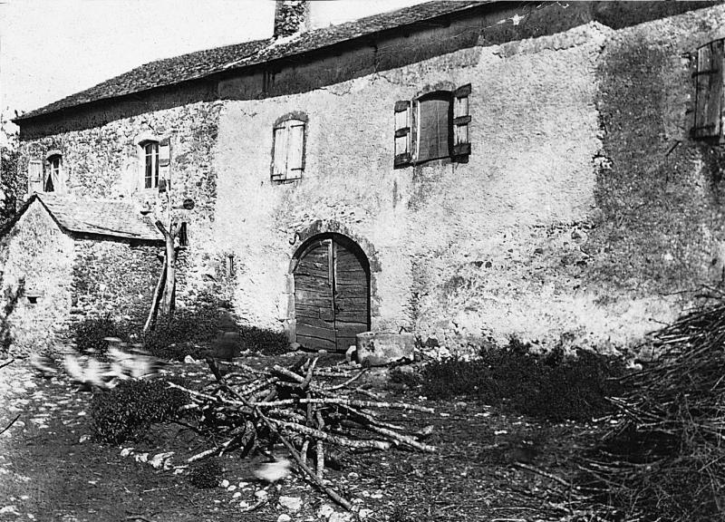 Tas de branches (bròcas) et de fagots (fagòts), cuvier devant une maison (ostal), en Peyralès (secteur de La Salvetat Peyralès)