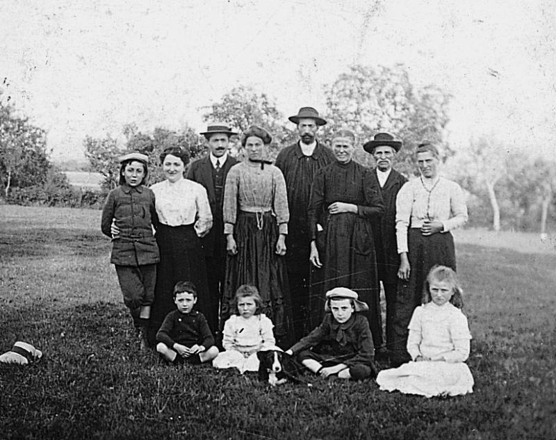 Famille dans une prairie (prada), à La Lande, avant 1930